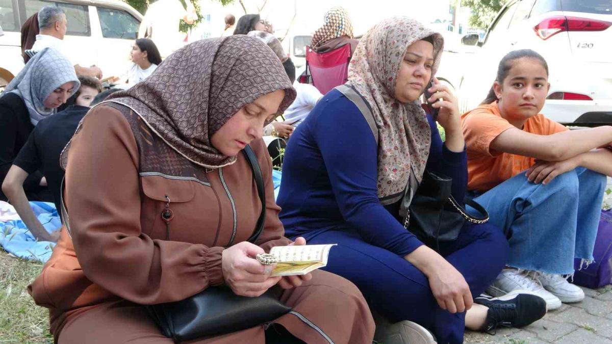 Sınava girmeden dakikalar önce son kez test çözdüler